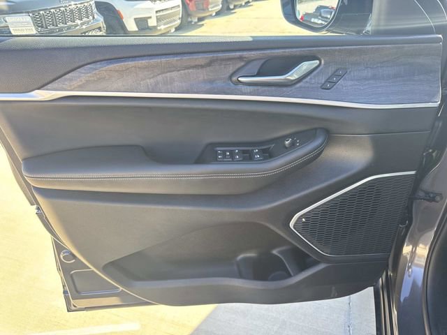 Used 2025 Jeep Grand Cherokee L Limited w/ Black Appearance Package image 22