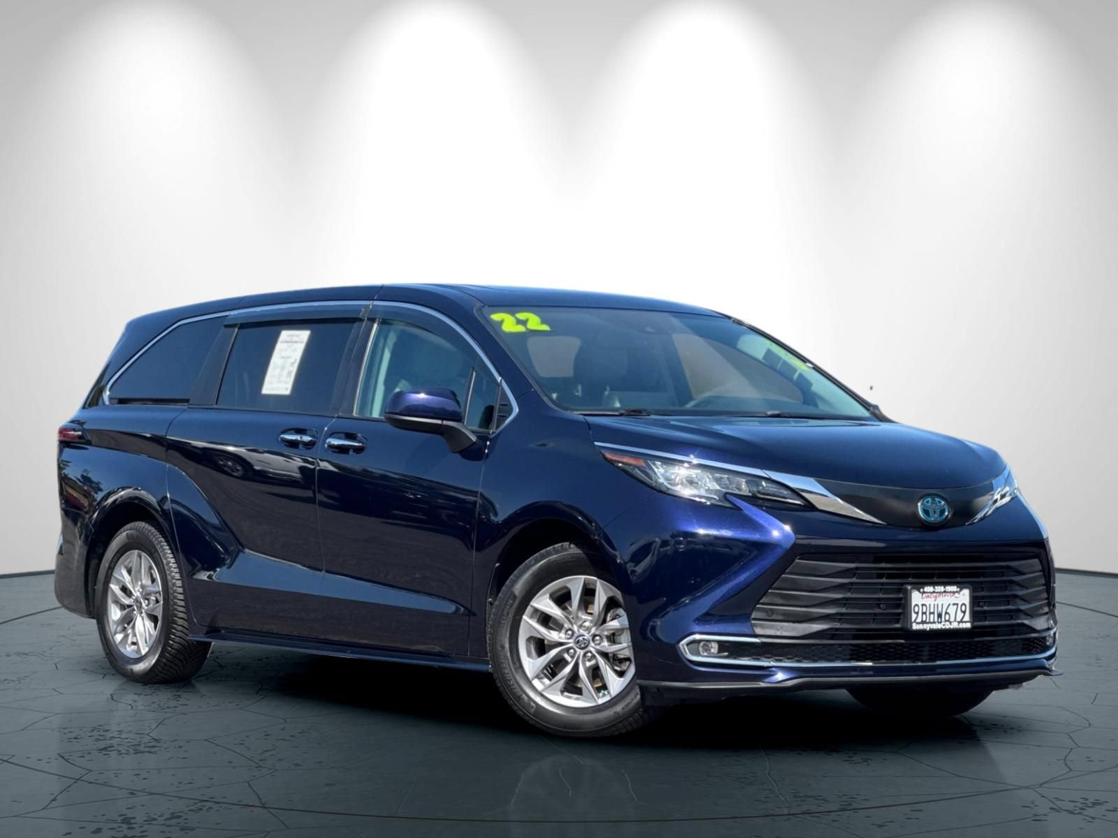 Used 2022 Toyota Sienna XLE FWD image 2