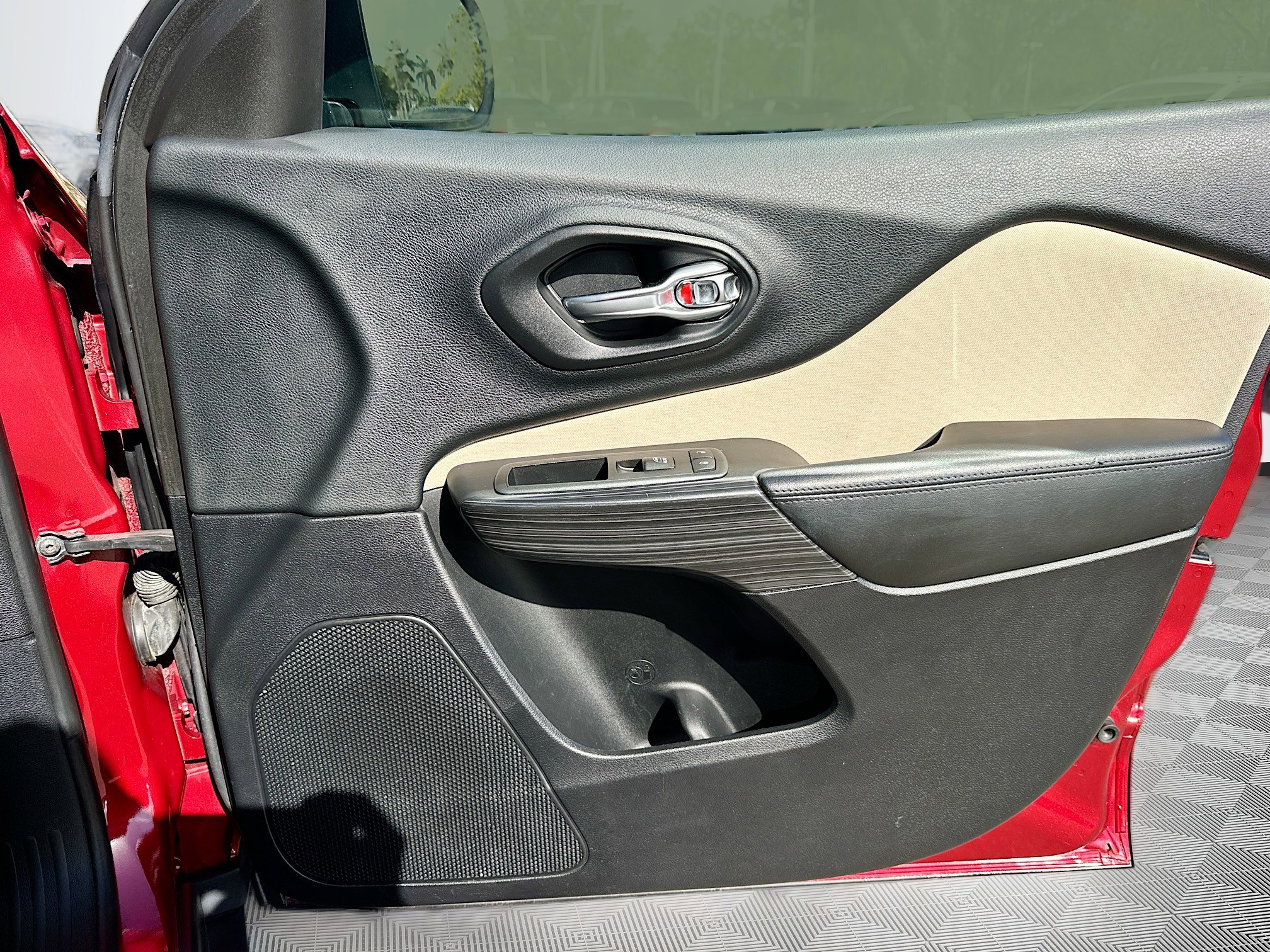 Used 2017 Jeep Cherokee Latitude image 34