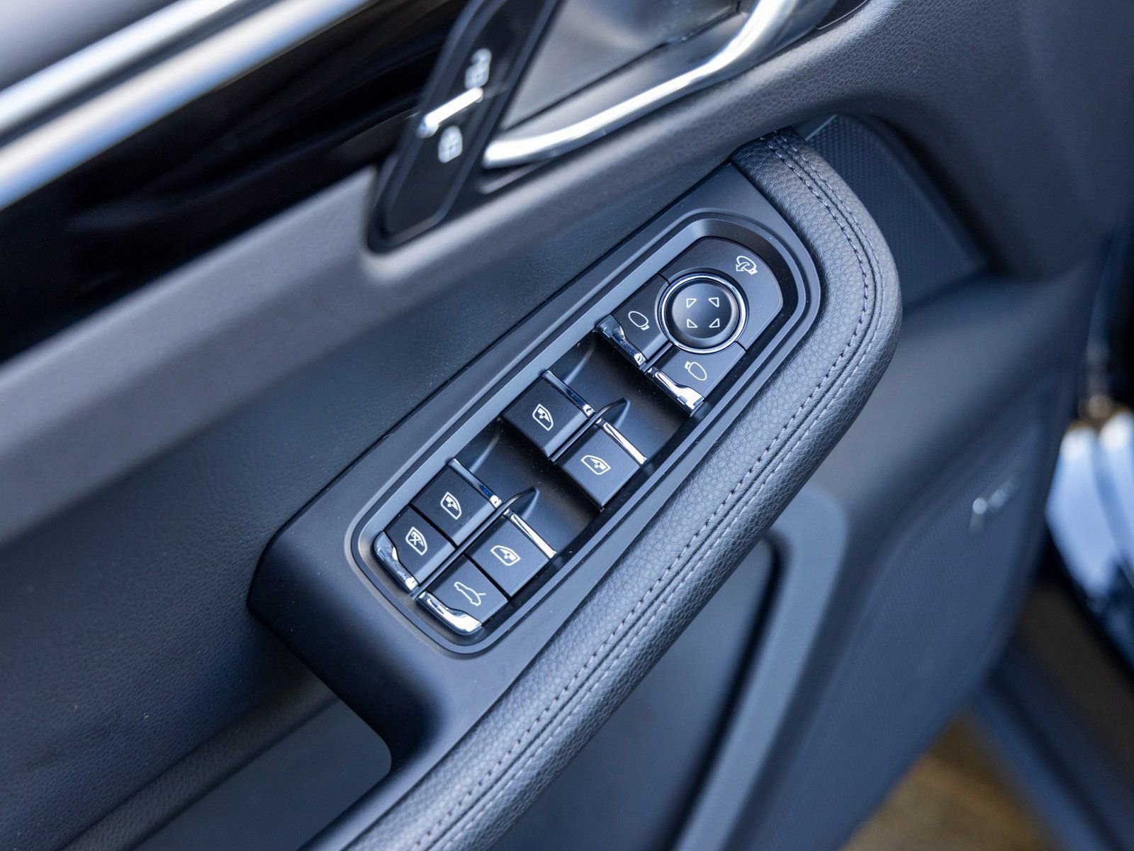 Certified 2025 Porsche Macan image 25