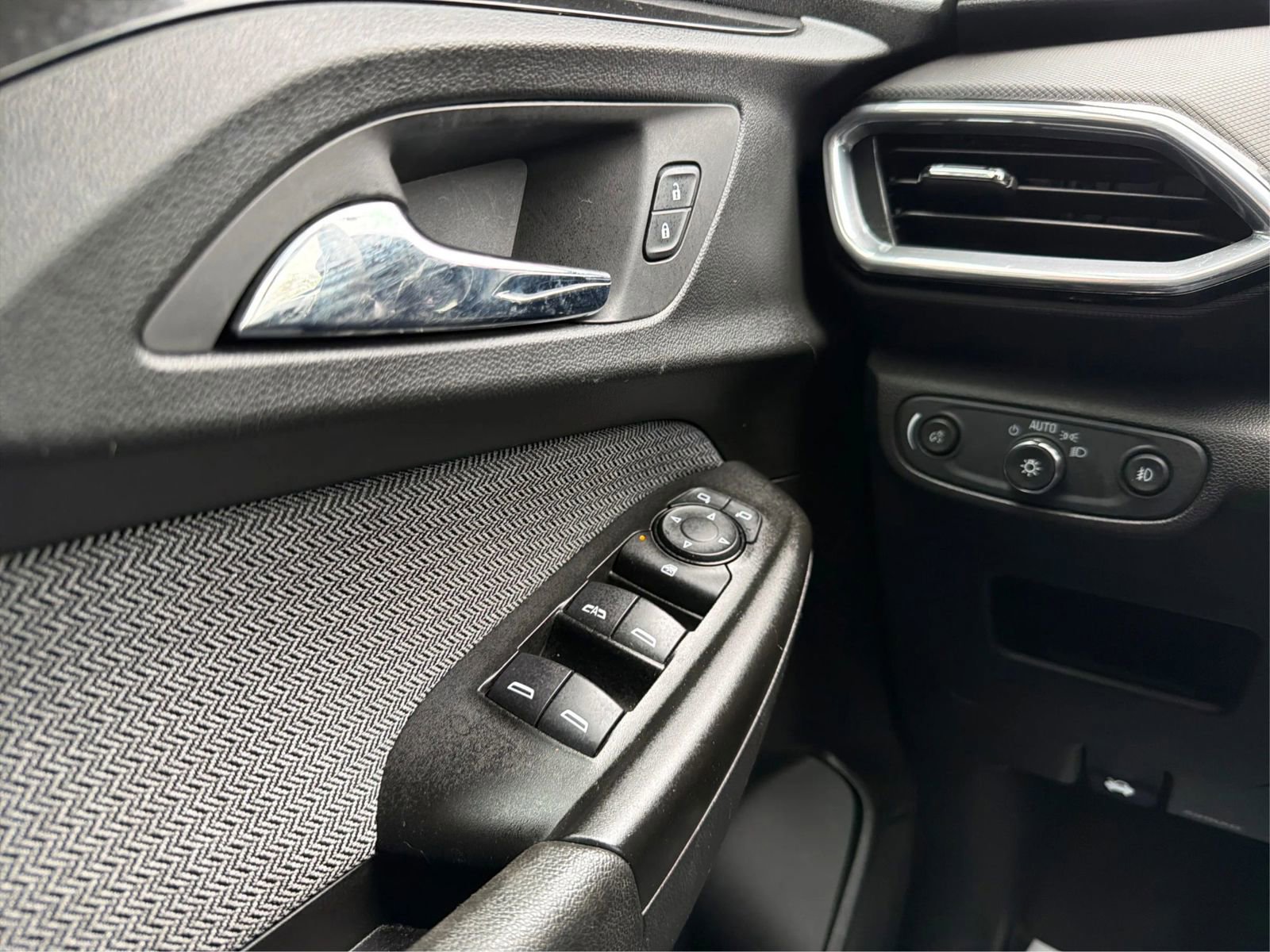 Used 2022 Chevrolet TrailBlazer LT FWD image 17