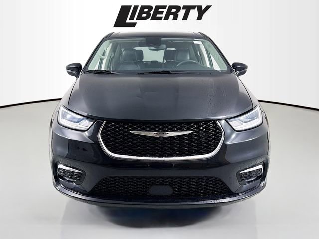 Used 2023 Chrysler Pacifica Touring-L image 2