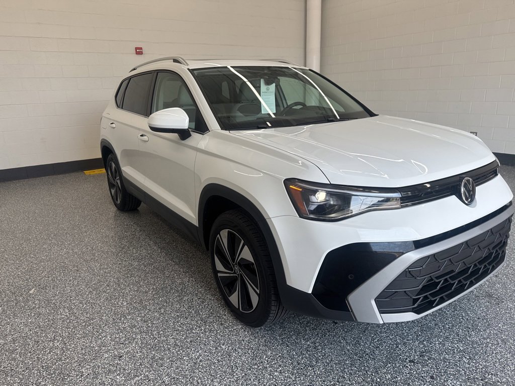 Certified 2025 Volkswagen Taos SE image 5