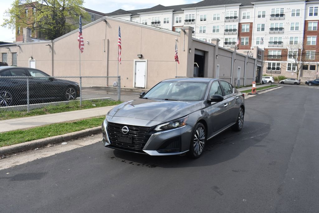 Used 2025 Nissan Altima 2.5 SV image 2