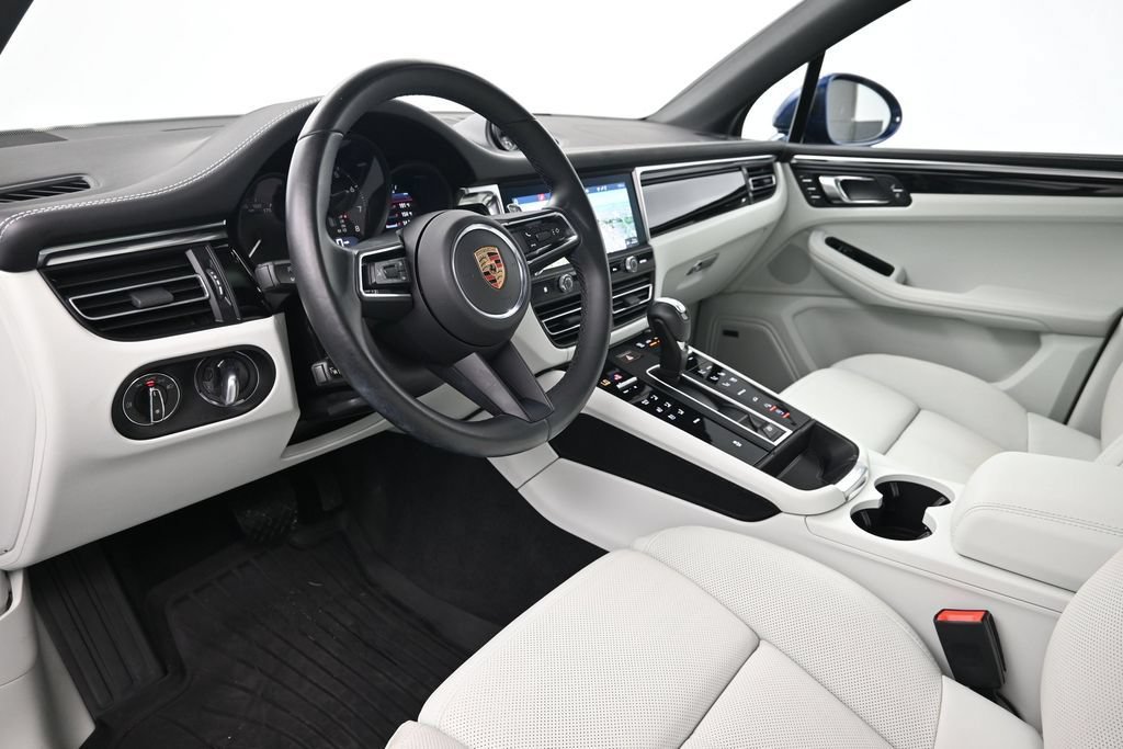 Certified 2024 Porsche Macan AWD/4WD image 4