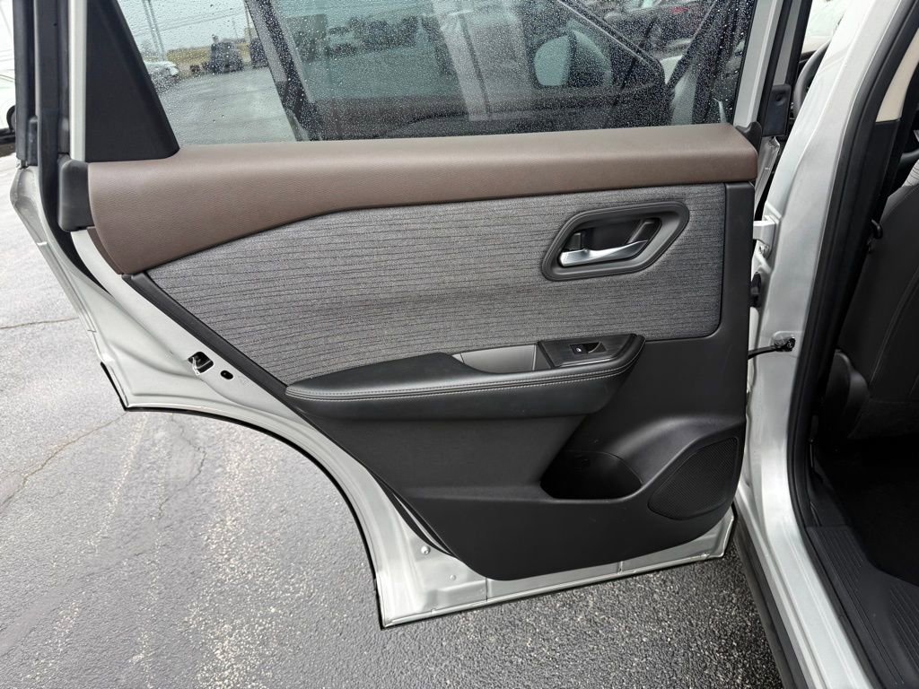 Used 2021 Nissan Rogue SV image 11