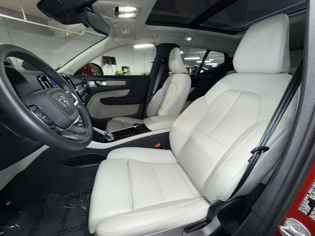 Certified 2024 Volvo XC40 B5 Ultimate w/ Protection Package Premier AWD/4WD image 2