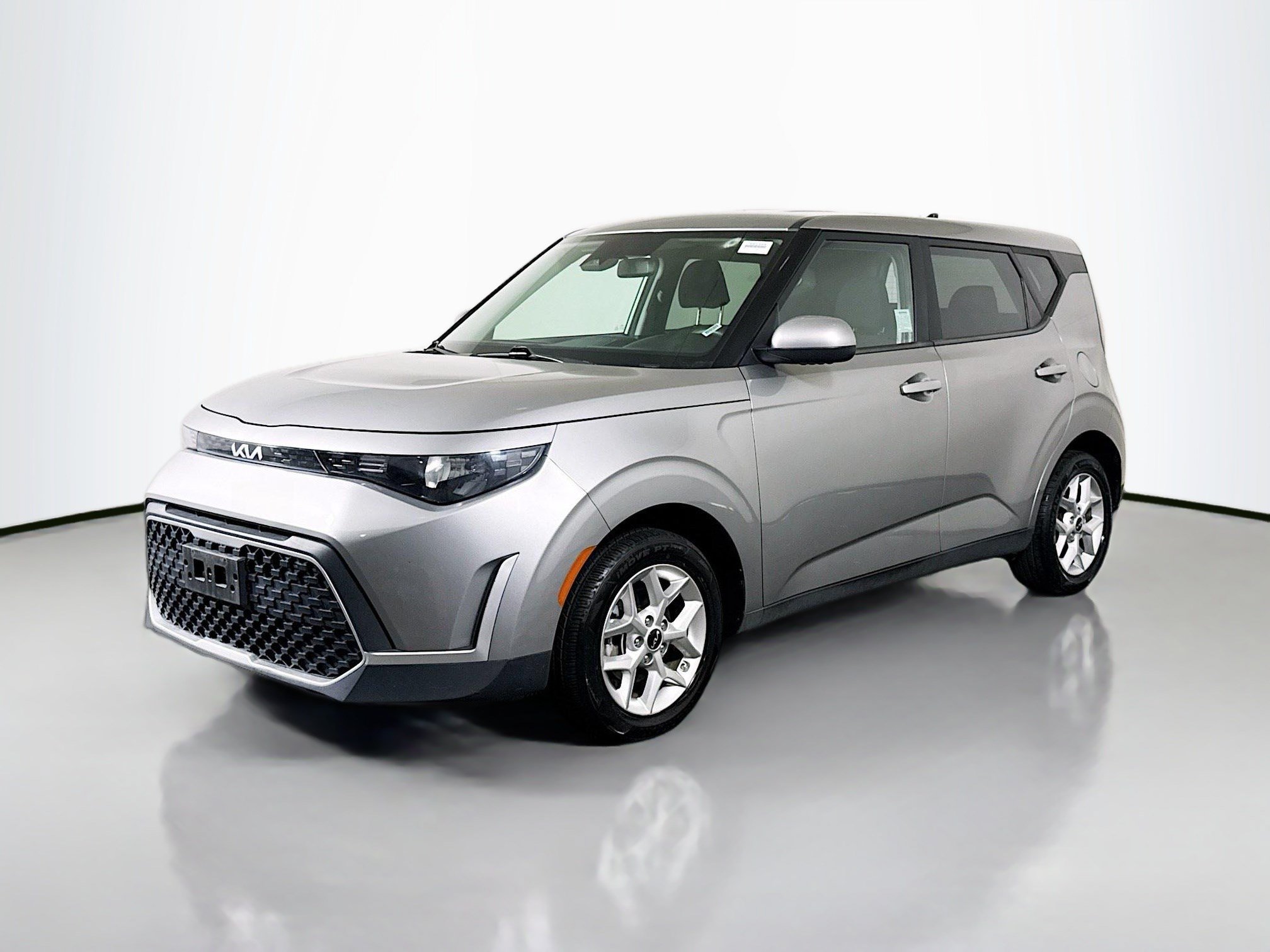 Used 2023 Kia Soul LX w/ Option Group 015 FWD image 4