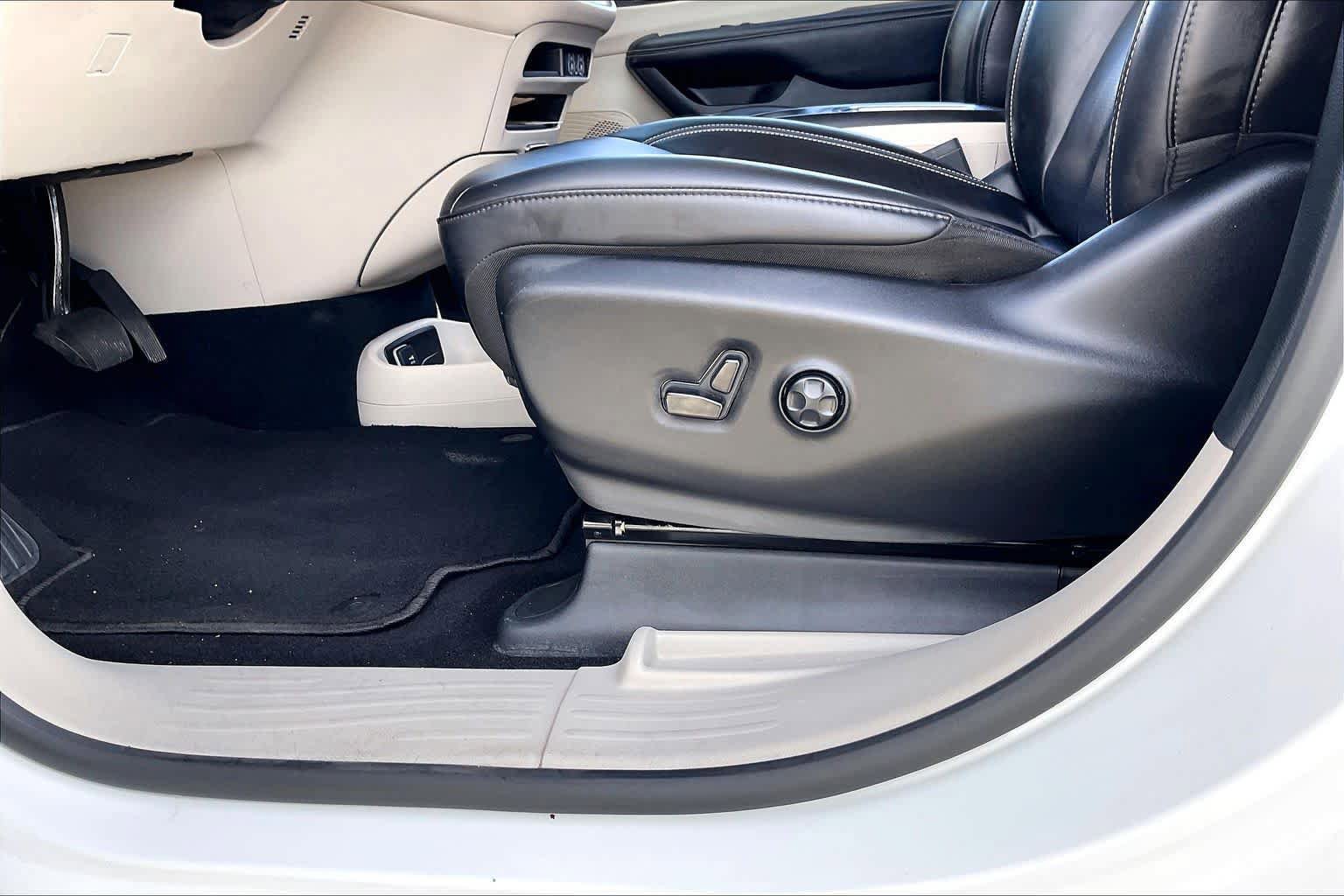 Used 2023 Chrysler Pacifica Touring-L image 36