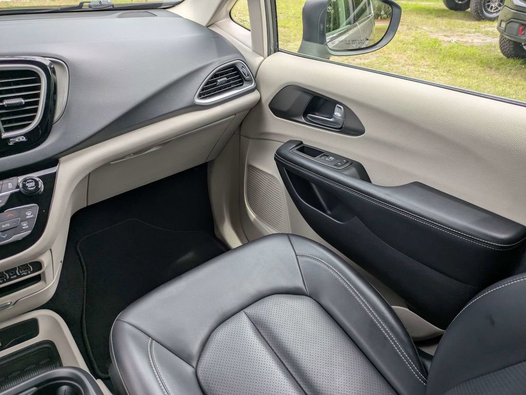 Used 2023 Chrysler Pacifica Touring-L FWD image 17