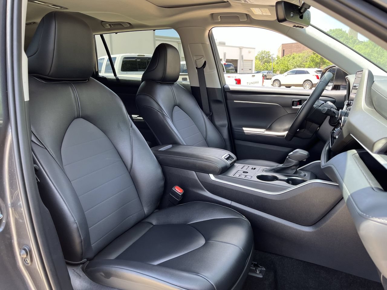 Used 2025 Toyota Highlander XLE AWD/4WD image 25