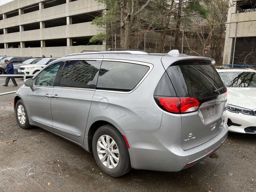 Used 2018 Chrysler Pacifica Touring-L image 4