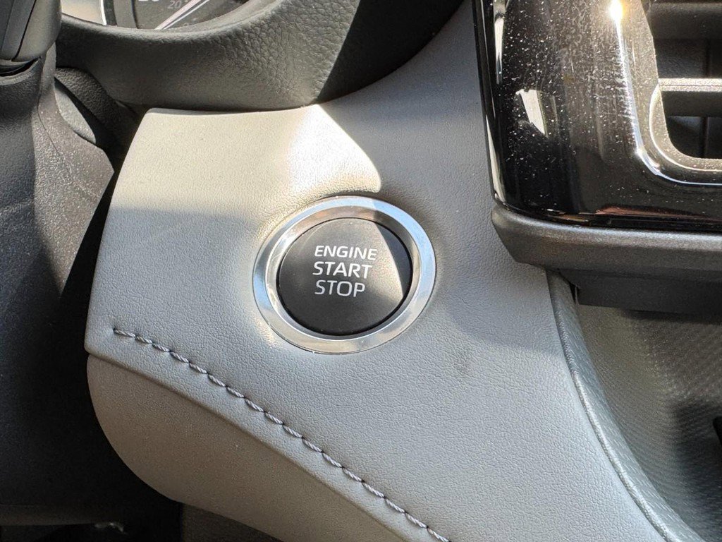 Used 2025 Toyota Highlander AWD image 22