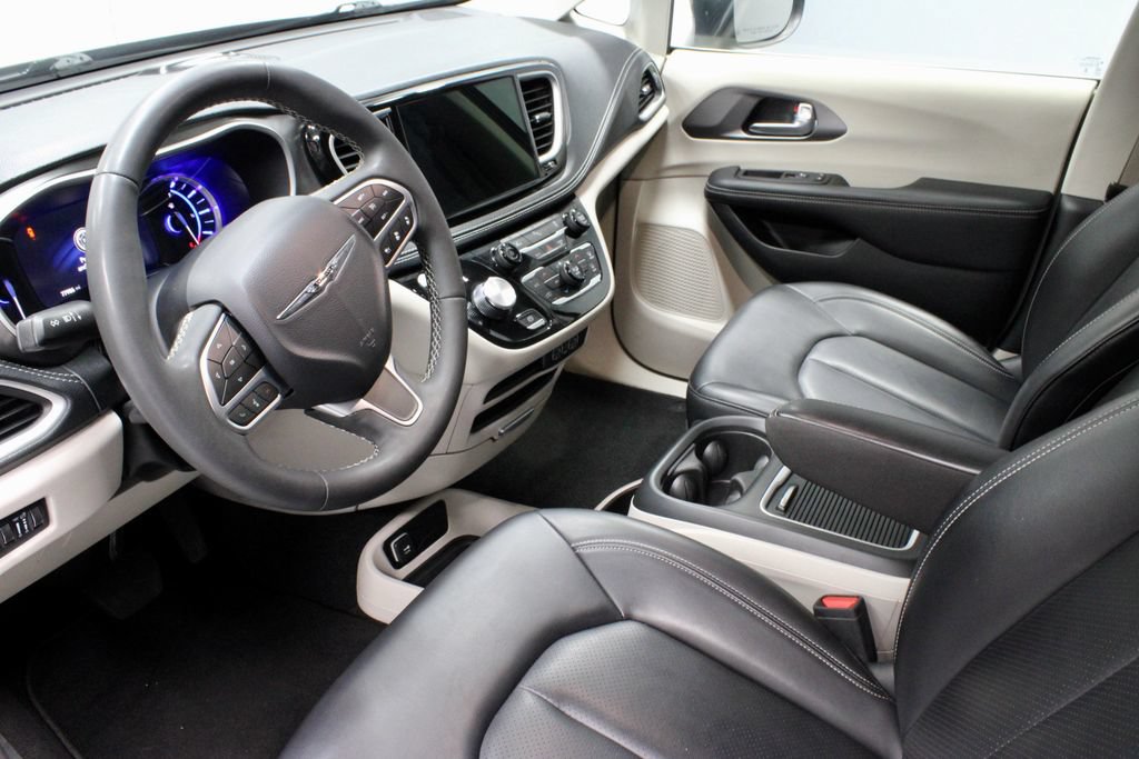 Used 2023 Chrysler Pacifica Touring-L FWD image 22