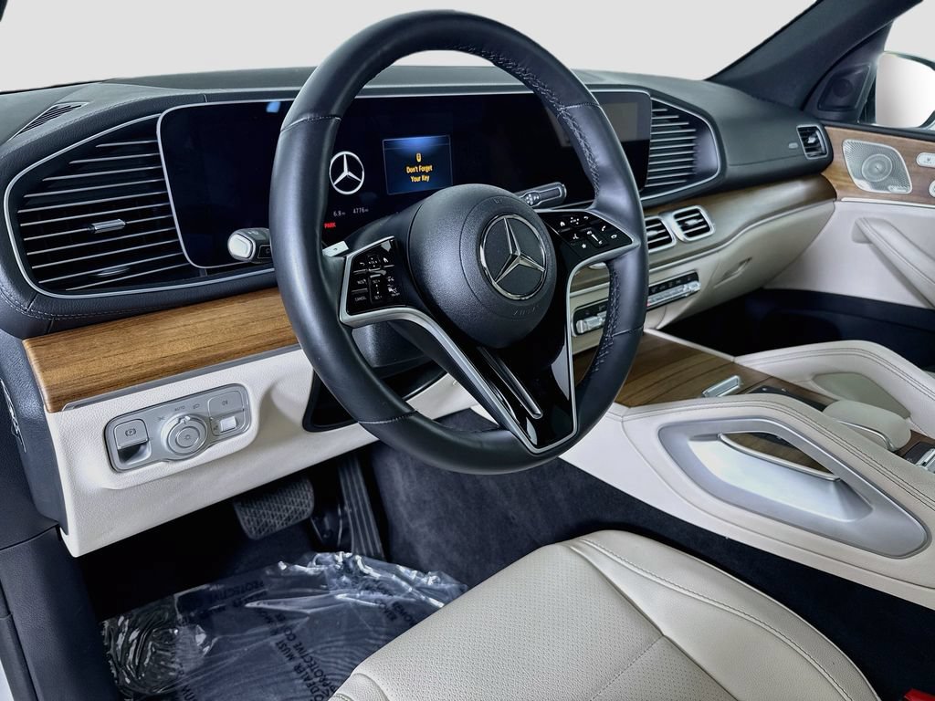 Used 2025 Mercedes-Benz GLS 450 4MATIC image 9