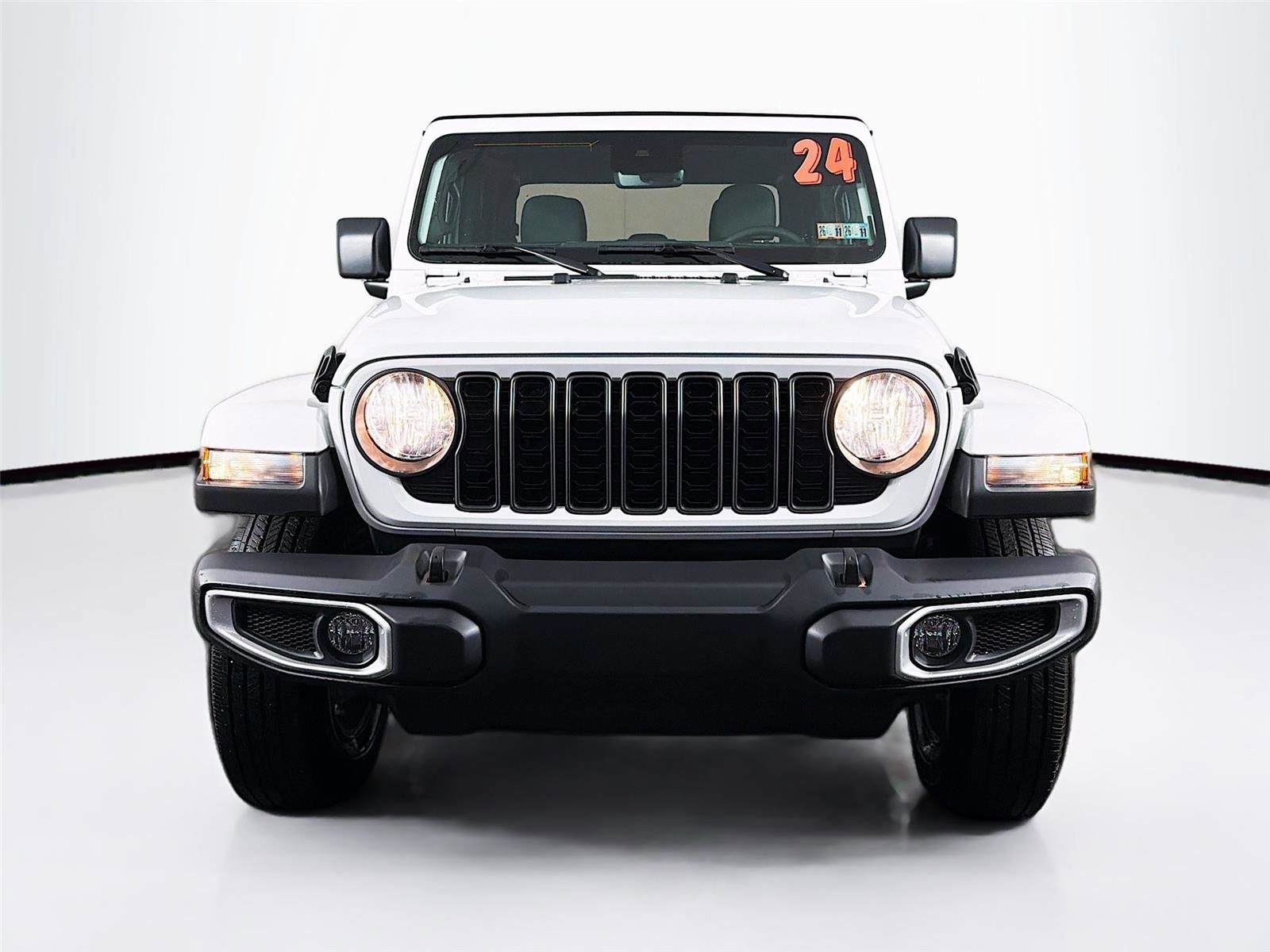 Used 2024 Jeep Gladiator Sport AWD/4WD image 2