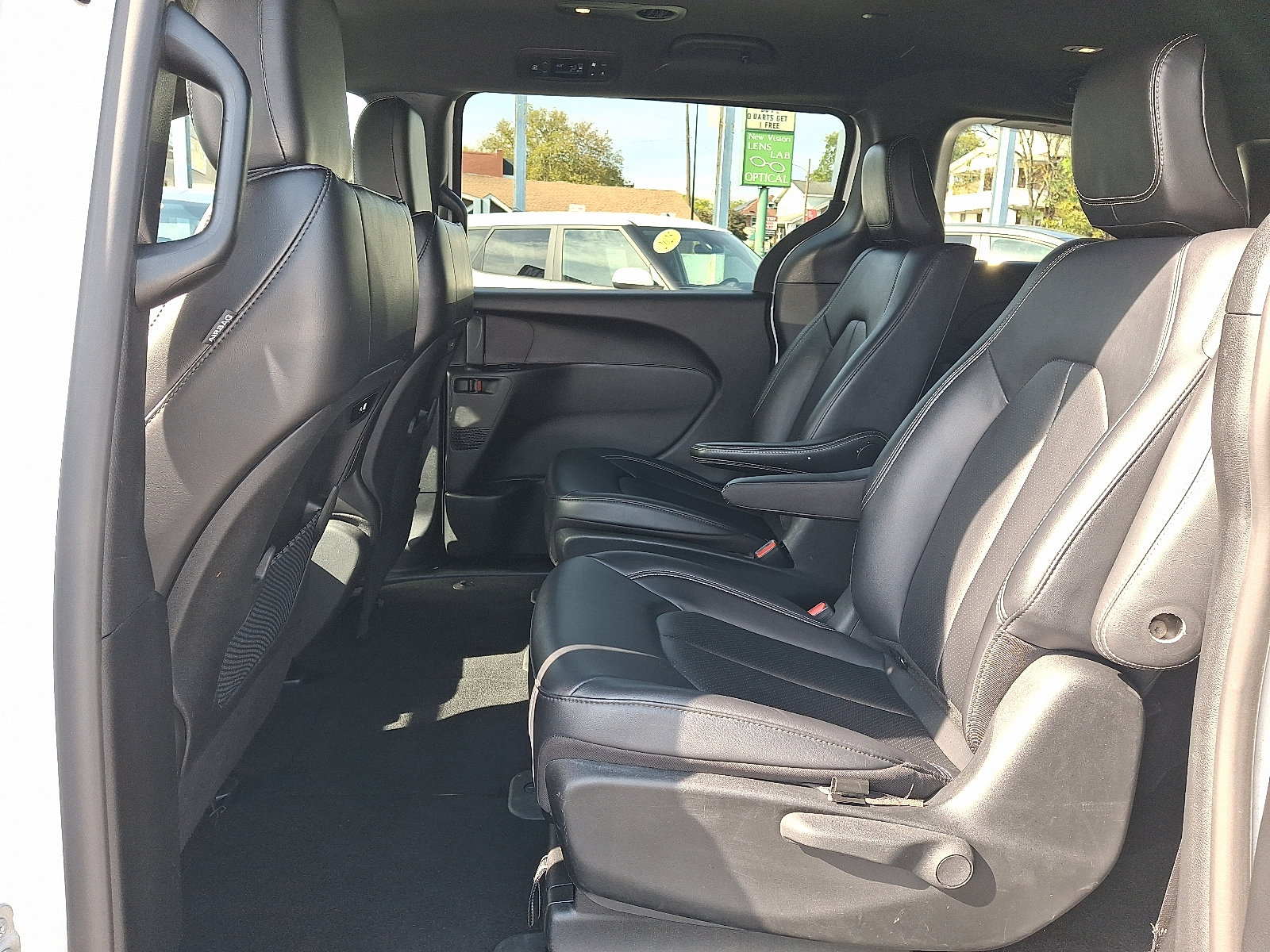Used 2024 Chrysler Pacifica Limited FWD image 10