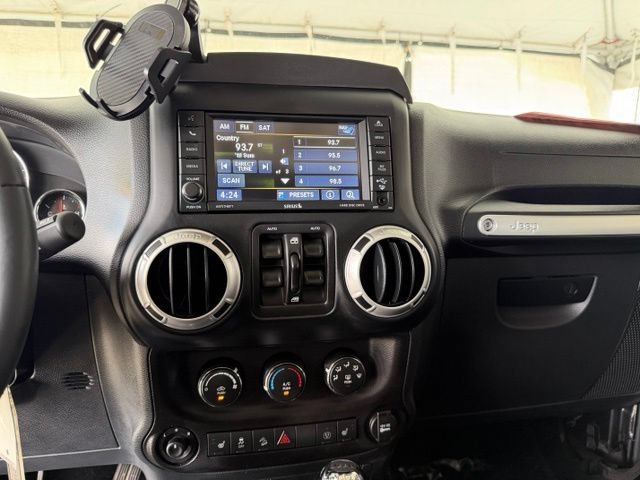 Used 2017 Jeep Wrangler Unlimited Sahara w/ Connectivity Group AWD/4WD image 22