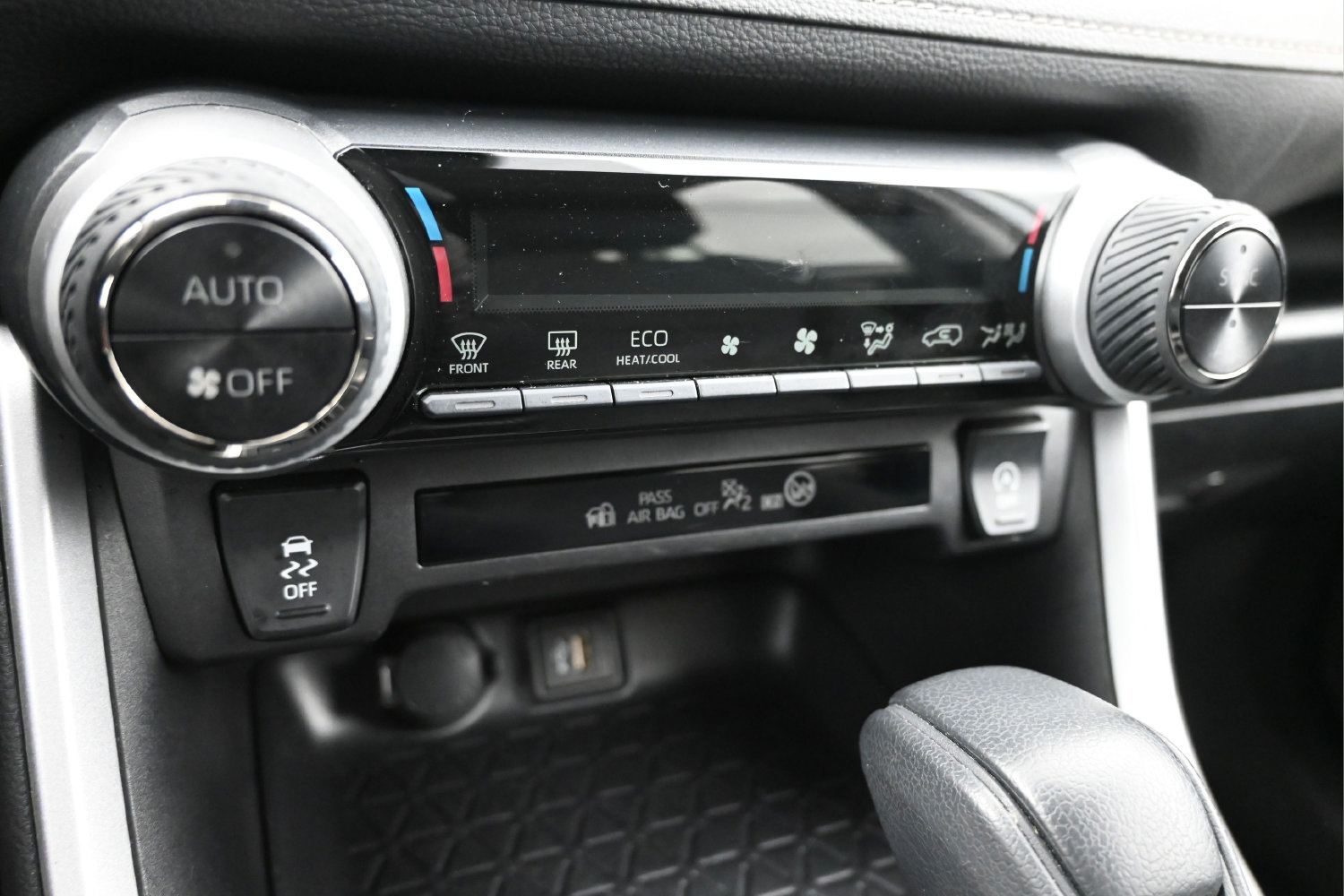 Used 2025 Toyota RAV4 XLE AWD/4WD image 9