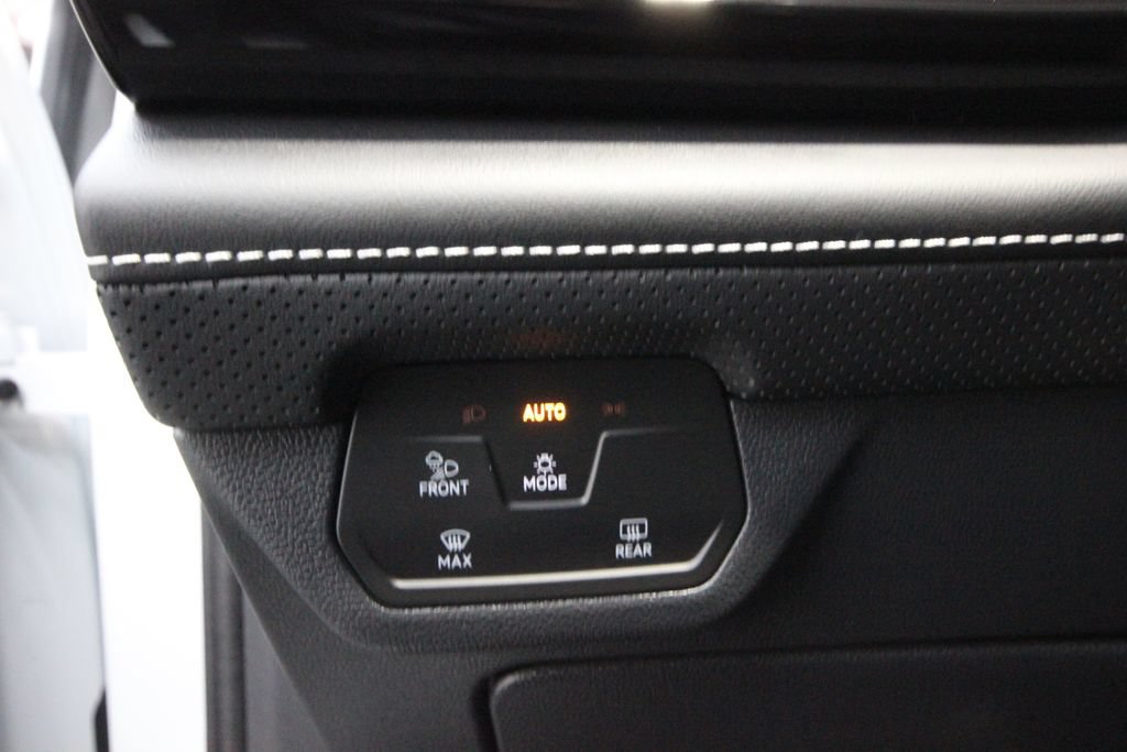 Used 2025 Volkswagen Atlas SE AWD/4WD image 18