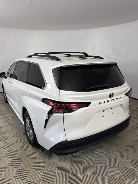 Used 2022 Toyota Sienna XLE FWD image 2