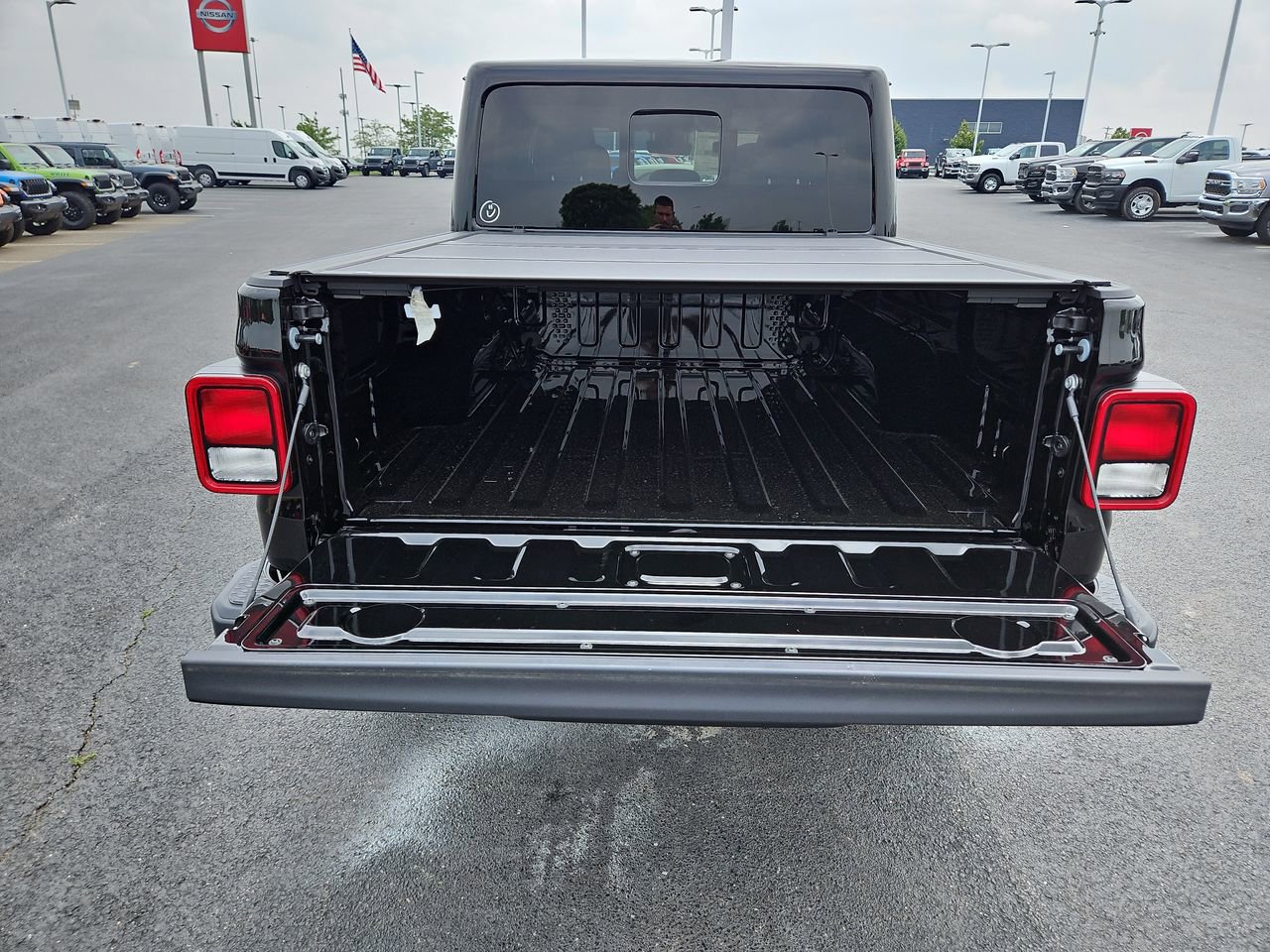 New 2025 Jeep Gladiator Sport image 7