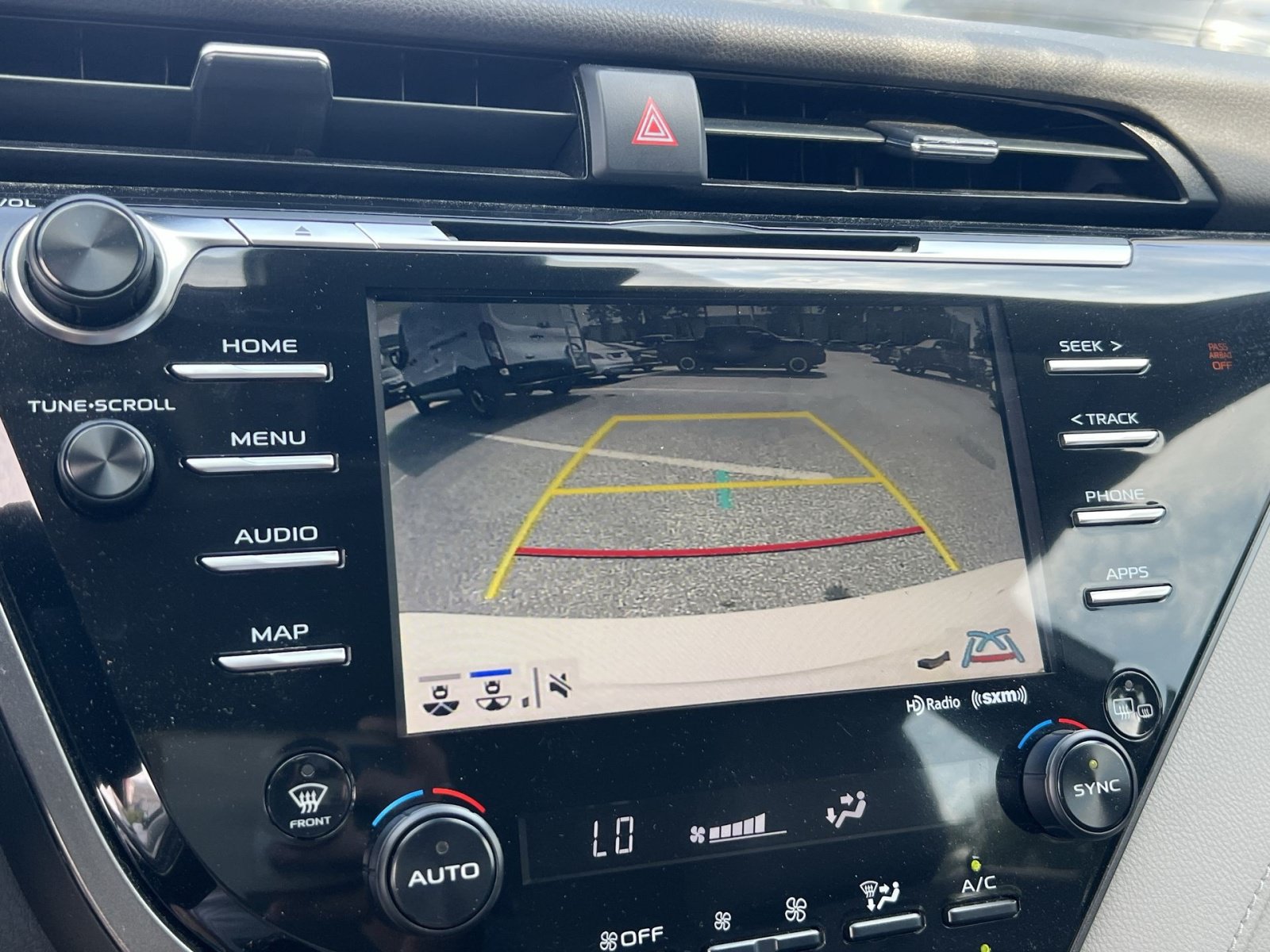 Used 2020 Toyota Camry SE w/ Sunroof Package FWD image 18