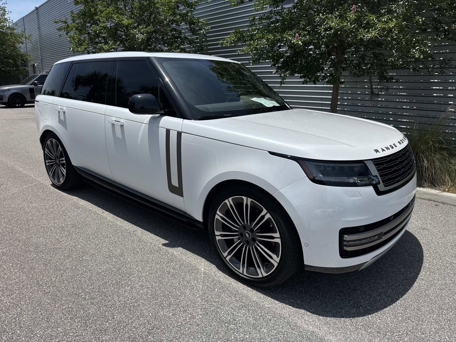 Certified 2025 Land Rover Range Rover Long Wheelbase SE AWD/4WD image 4