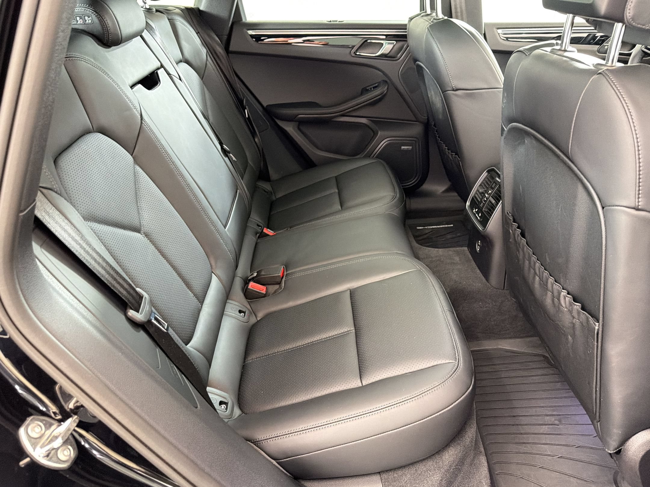 Certified 2026 Porsche Macan AWD/4WD image 32