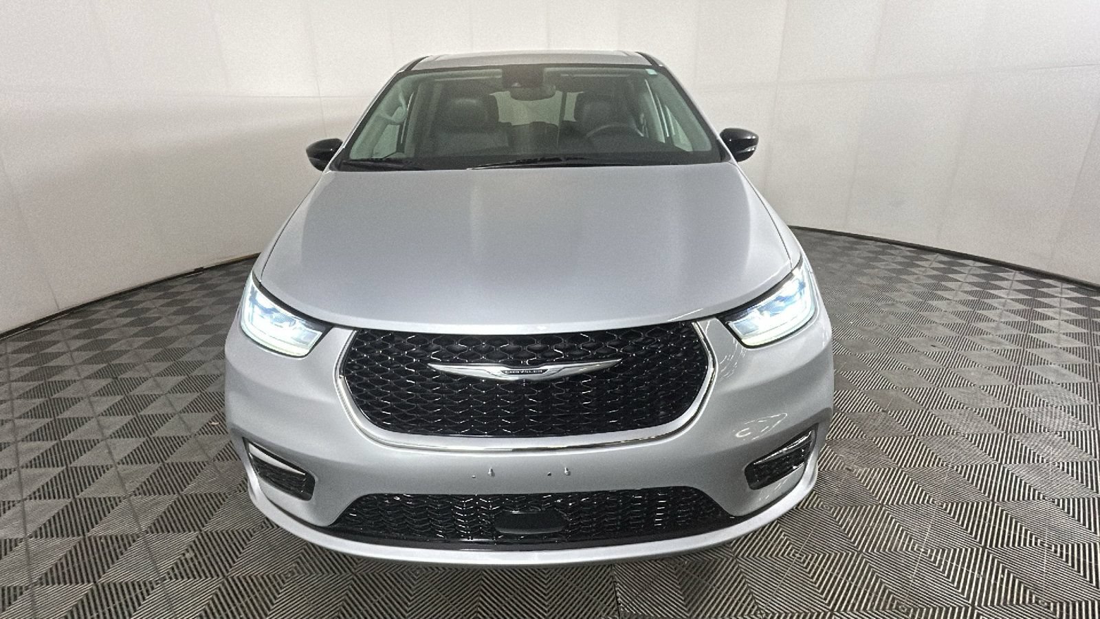 Used 2024 Chrysler Pacifica Limited FWD image 8