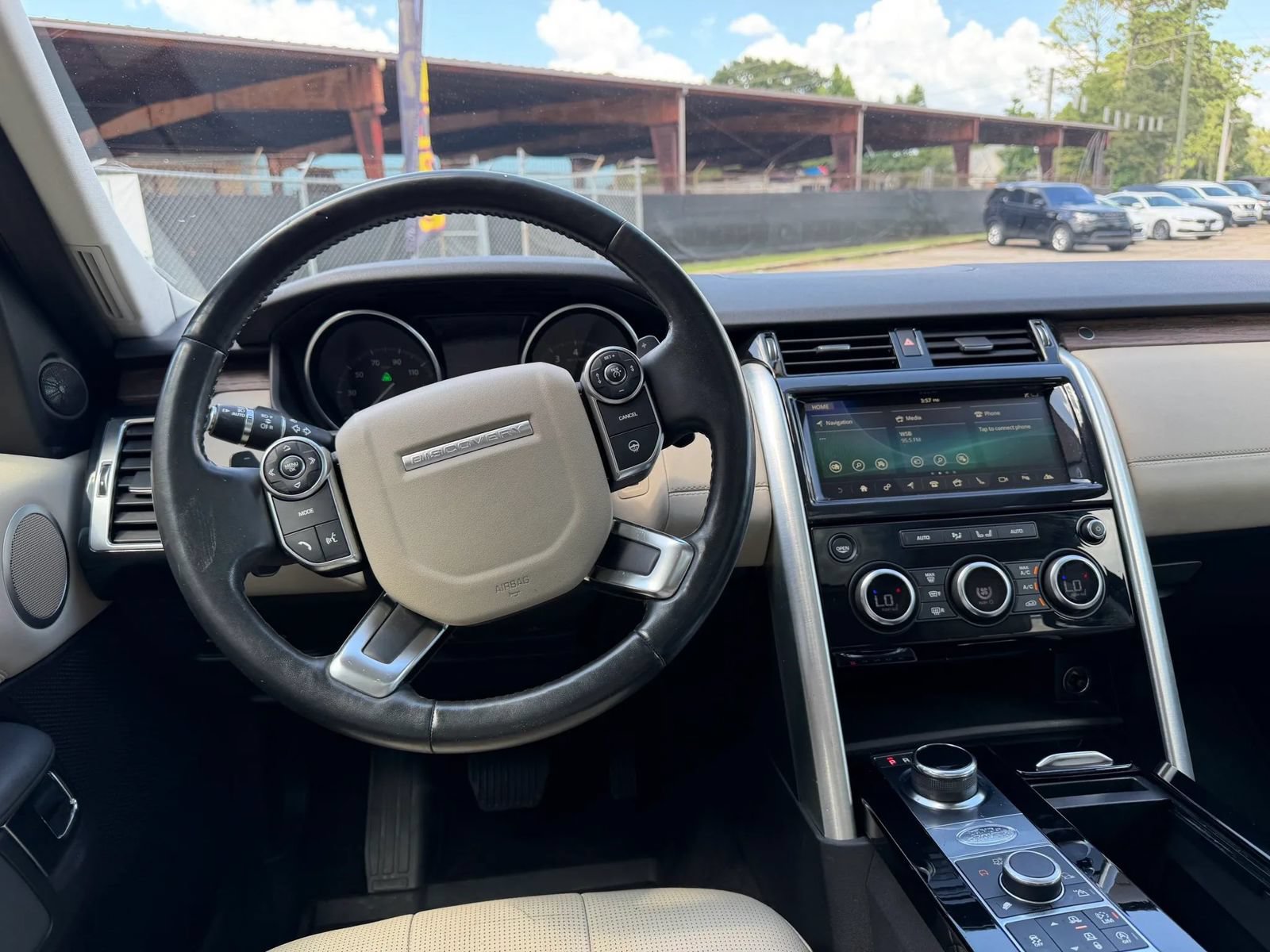 Used 2017 Land Rover Discovery HSE AWD/4WD image 19