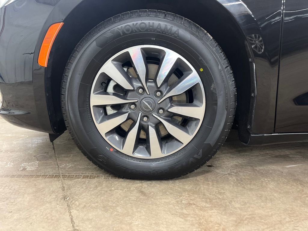 Used 2024 Chrysler Pacifica Select image 30