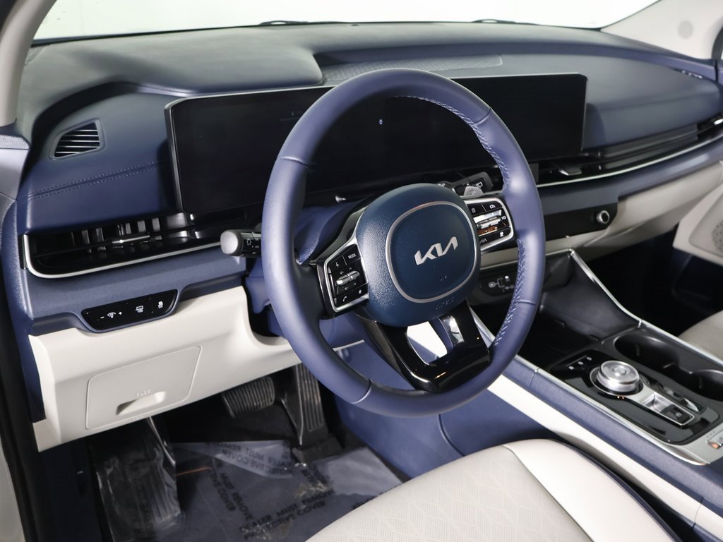 Used 2025 Kia Carnival EX image 27