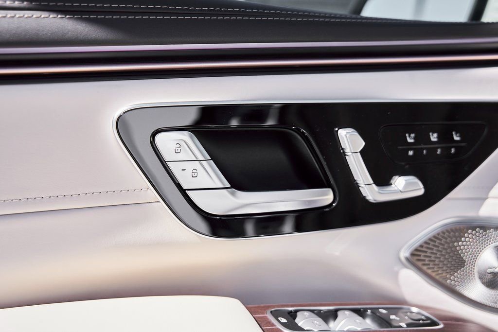 Used 2025 Mercedes-Benz Maybach EQS 680 4MATIC image 39