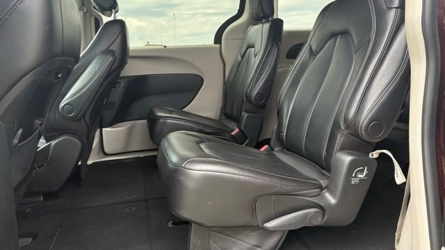 Used 2023 Chrysler Pacifica Touring-L FWD image 9
