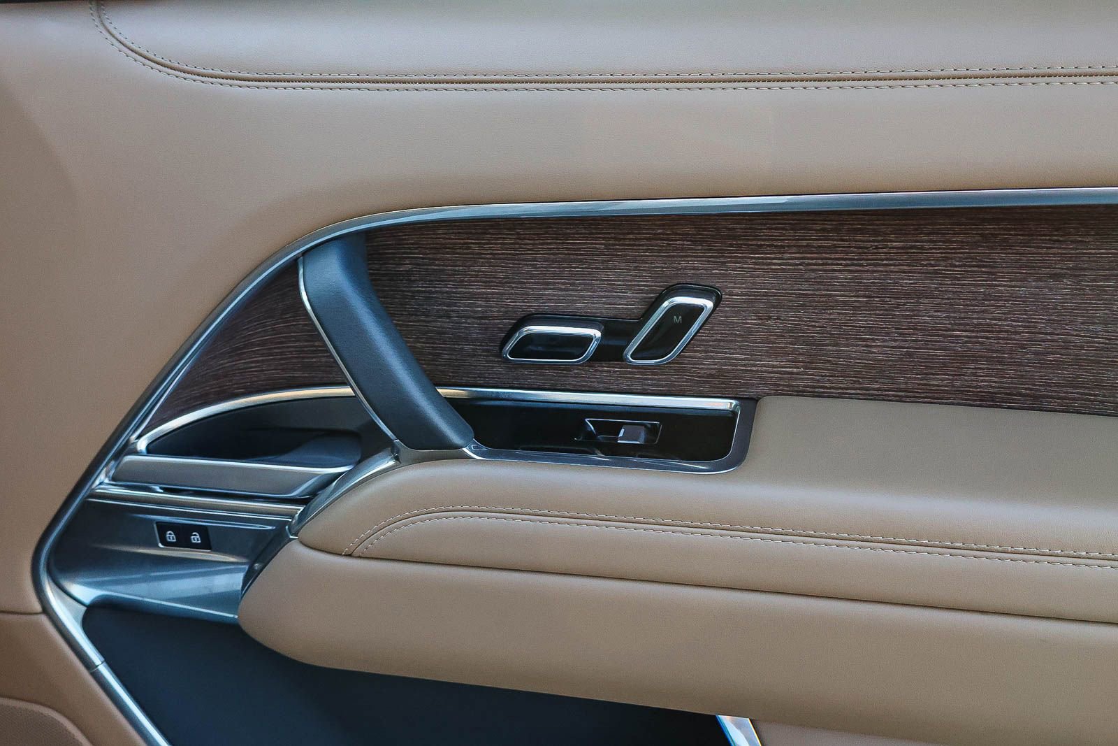 Certified 2025 Land Rover Range Rover SE image 19