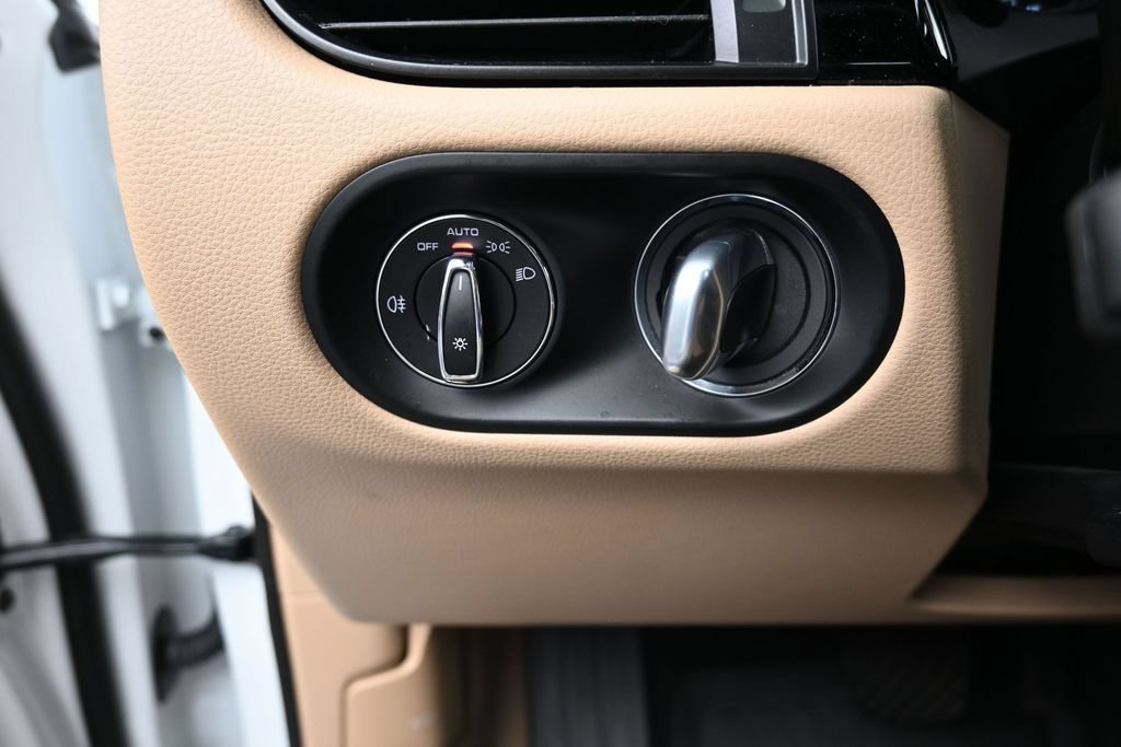 Certified 2023 Porsche Macan AWD/4WD image 21
