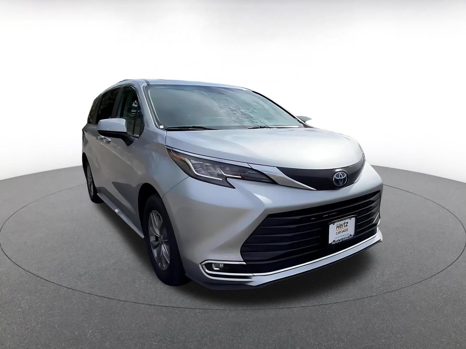 Used 2023 Toyota Sienna XLE FWD image 3