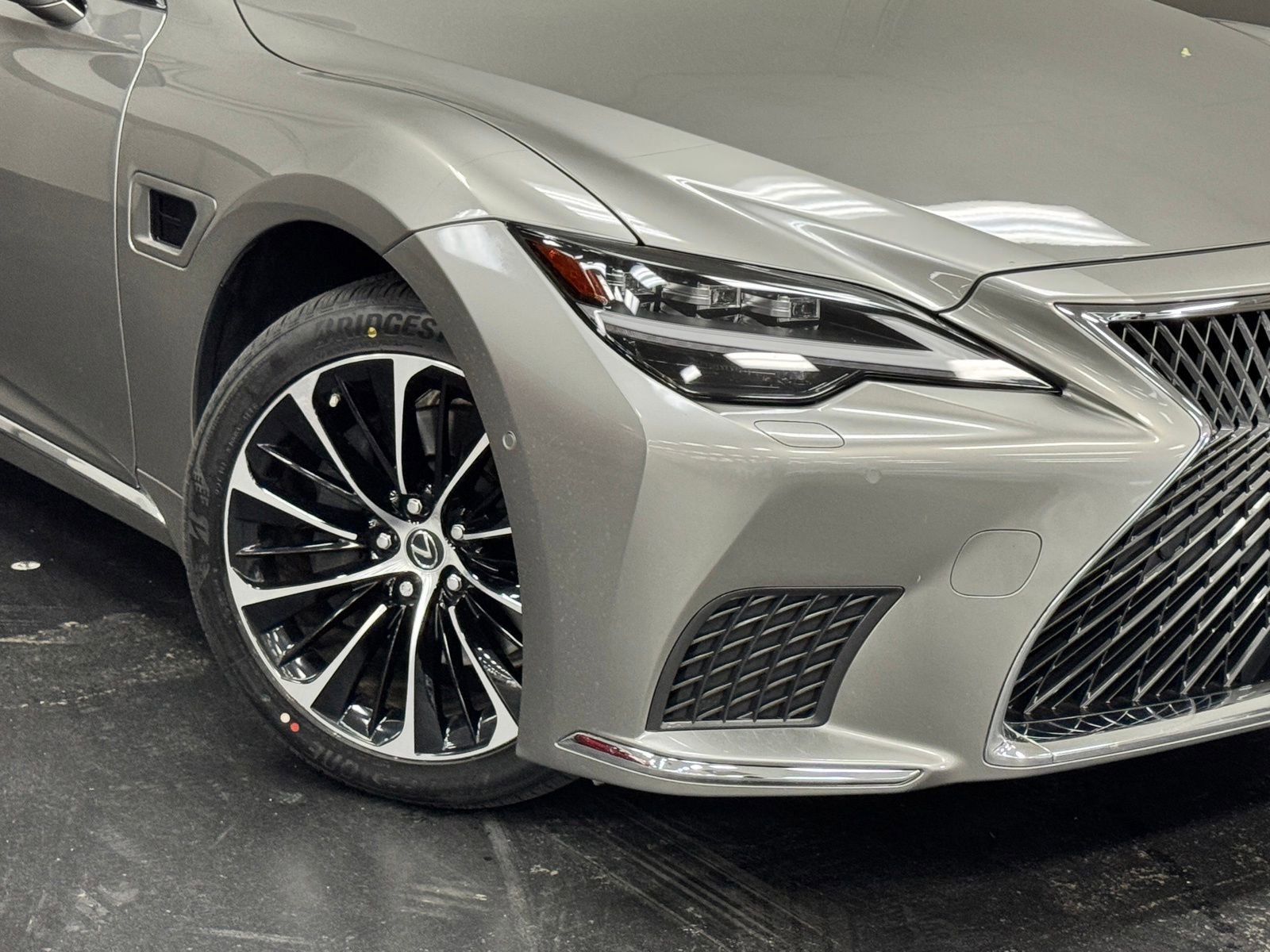Used 2022 Lexus LS 500h AWD w/ Luxury Package image 4