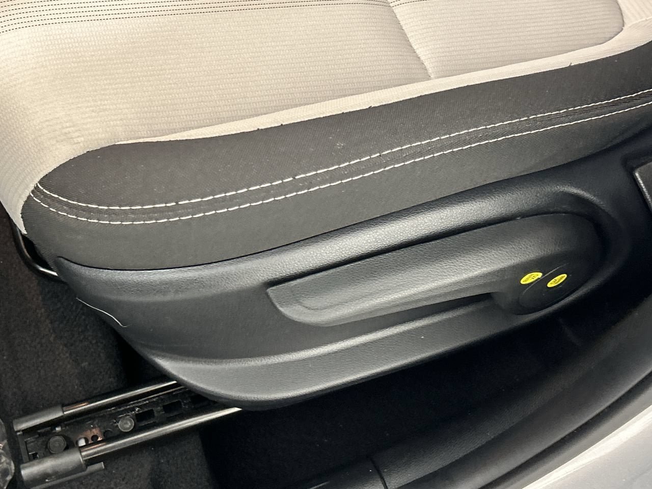 Used 2025 Hyundai Venue SEL FWD image 21