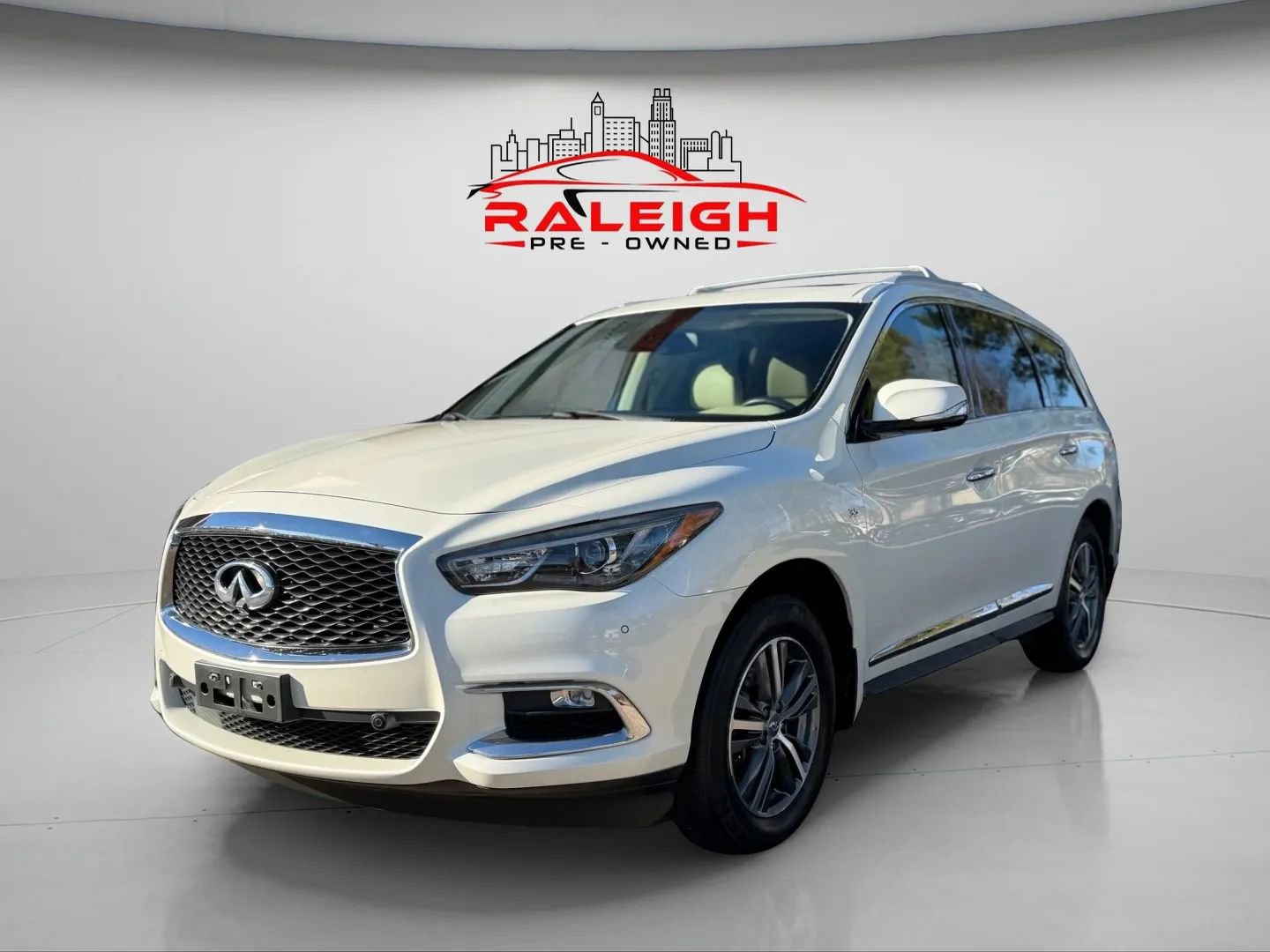 Used 2019 INFINITI QX60 Luxe w/ Essential Package image 3