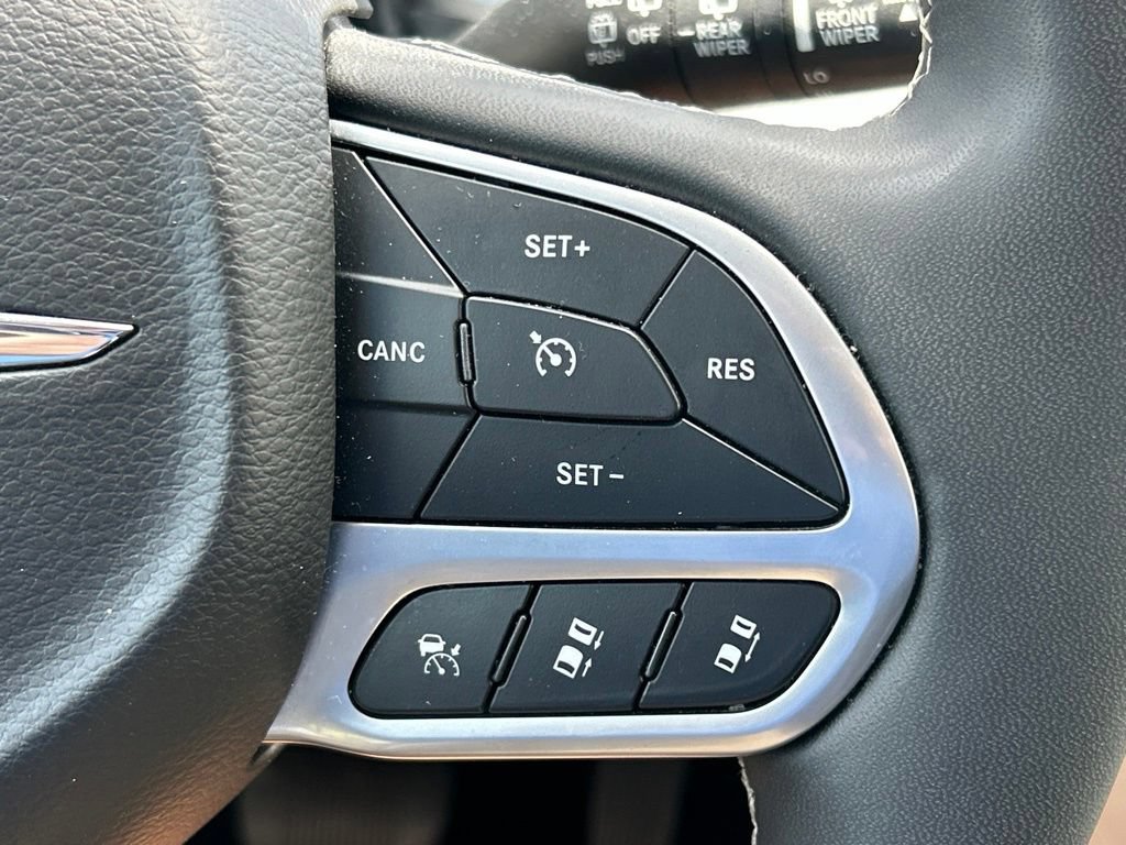 Used 2024 Chrysler Pacifica Touring-L FWD image 26
