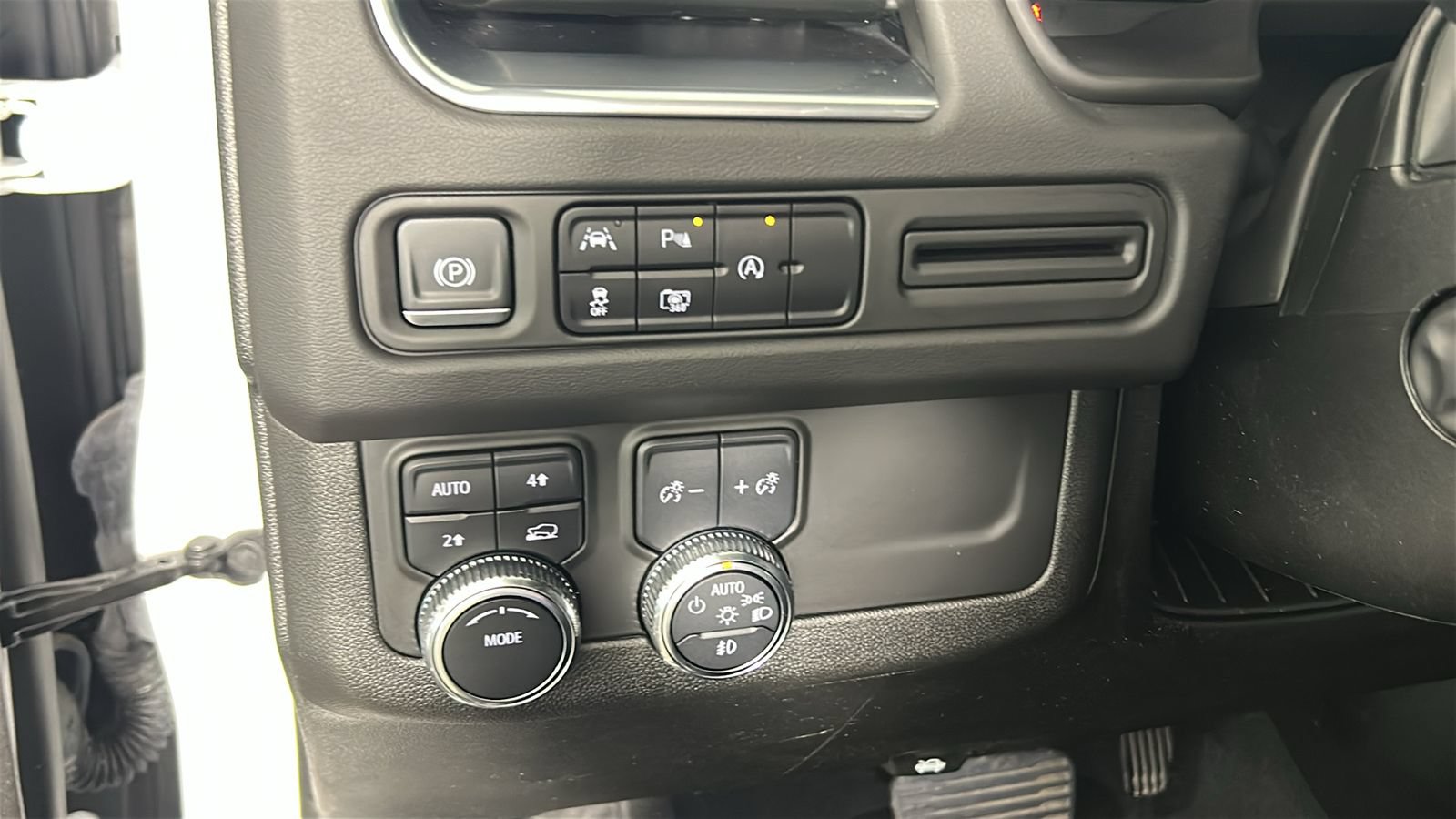Used 2023 GMC Yukon SLT w/ SLT Premium Package AWD/4WD image 23