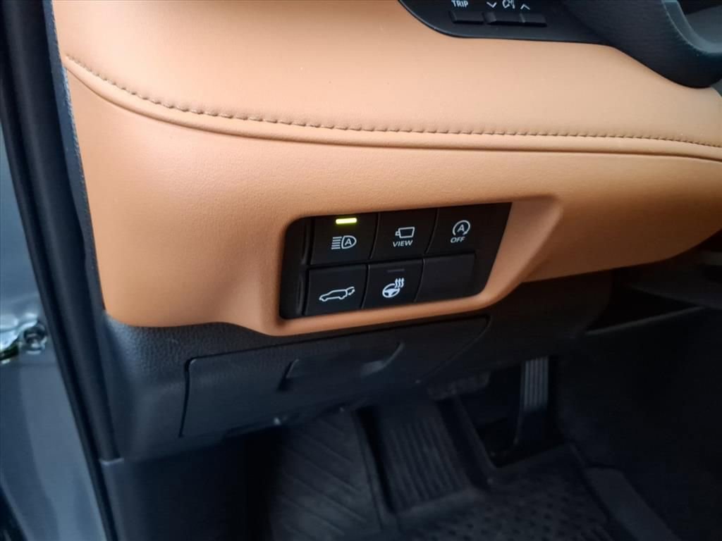 Used 2026 Toyota Highlander Platinum image 27