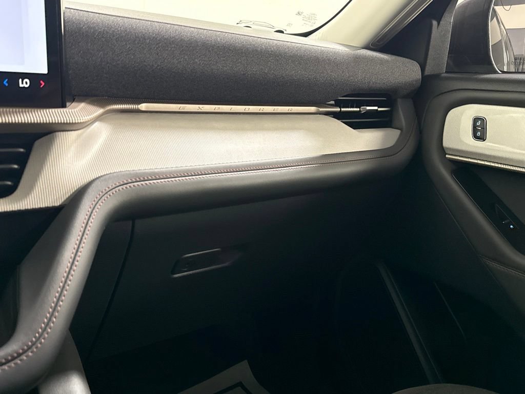 Used 2025 Ford Explorer Active AWD/4WD image 30