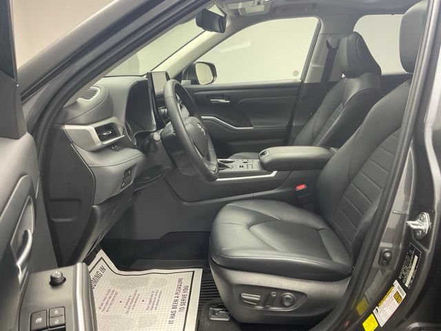 Used 2023 Toyota Highlander XLE AWD/4WD image 12