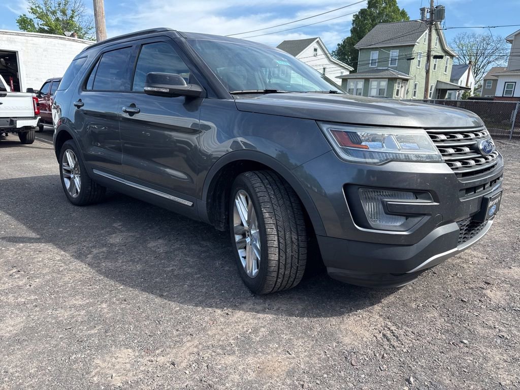 Used 2016 Ford Explorer XLT w/ Equipment Group 202A AWD/4WD image 3