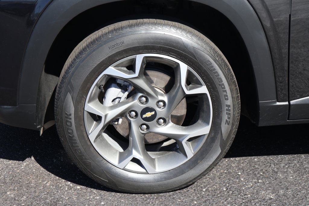Used 2025 Chevrolet Trax LT FWD image 11
