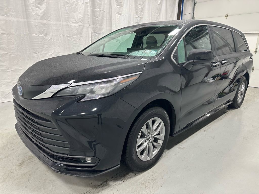 Used 2025 Toyota Sienna XLE image 3