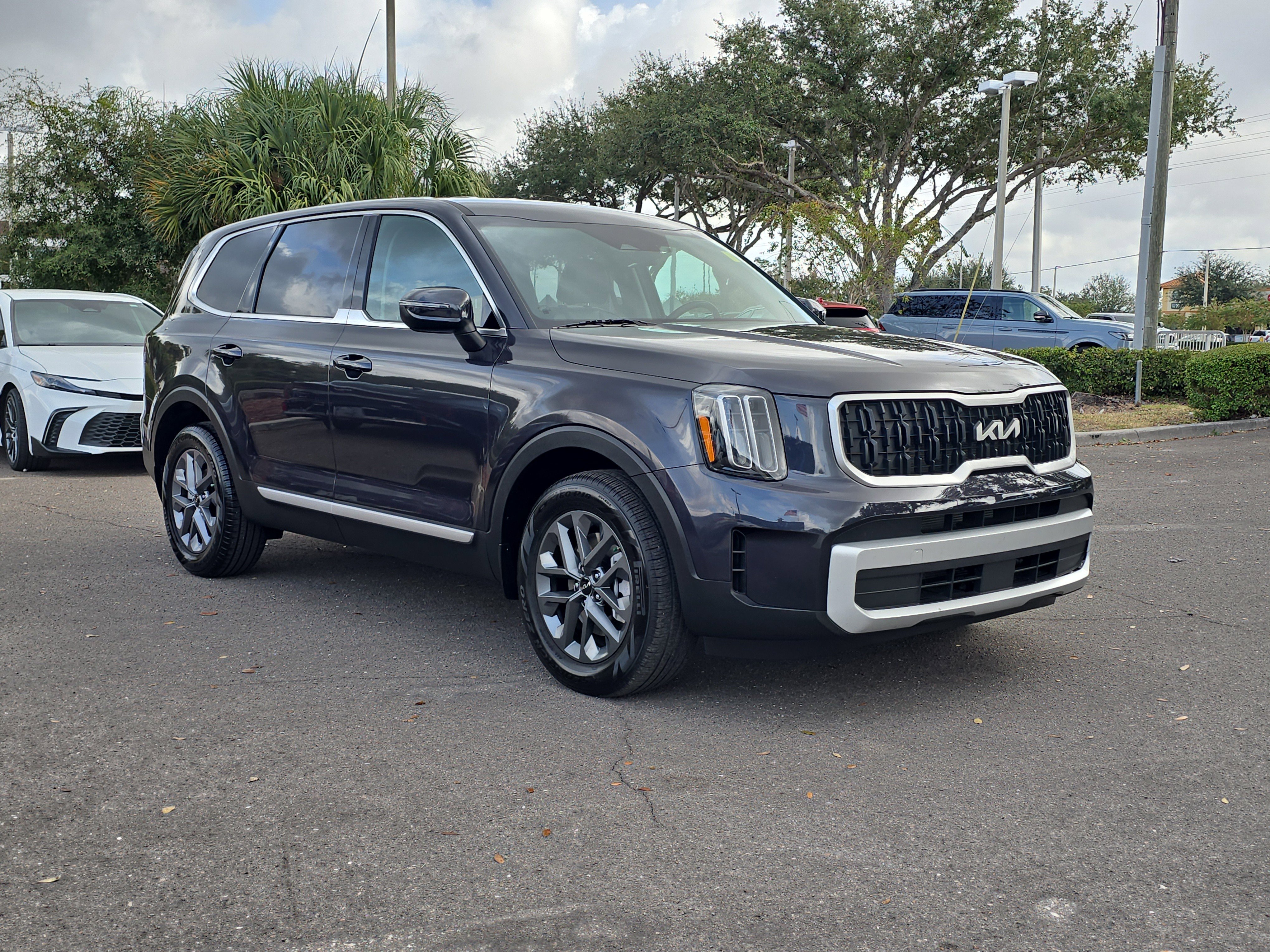 Certified 2025 Kia Telluride LX image 2